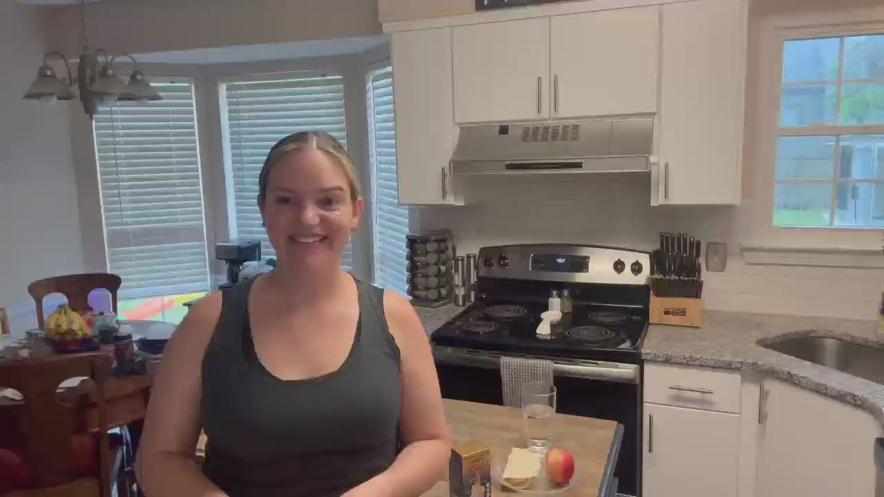 Customer testimonial video thumbnail of a woman in a kitchen sharing her experience with BioHarmony Golden Omega-3 fish oil (影片 / video)